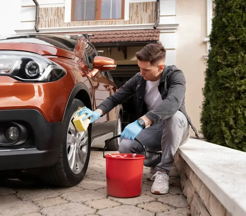 Lavage auto à domicile Sommecaise : professionnel intervenant sur un véhicule